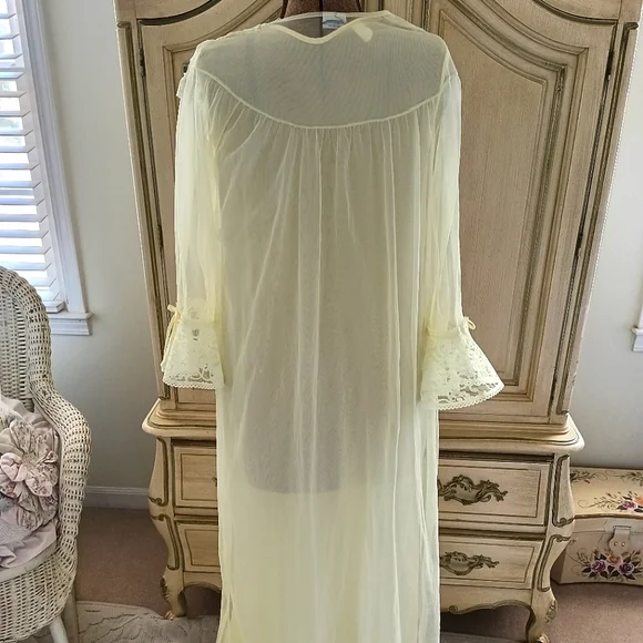 BUTTERY YELLOW, VTG BERNETTE NYLON, LONG PEIGNOIR SET! SZ MED